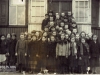 Stara szkoła w Górznie Wśród dzieci Kazimiera Żak (Lis) około 1935r. Zdjęcie udostępnił p. Marek Banaszek - Dziękujemy!