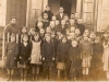Izdebno rok 1940, zdjęcie przed szkołą. Fotografie udostępniła p. Barbara Tukendorf