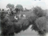 Grupa ludzi nad rzeką. Ze zbiorów Stefana Siudalskiego