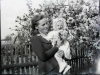 Kobieta z dzieckiem na tle kwitnącej wiśni. Ze zbiorów Stefana Siudalskiego
