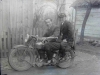 Pierwszy motocykl, na na nim Stasio i Stefan. Ze zbiorów Stefana Siudalskiego
