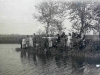 Grupa ludzi nad rzeką. Ze zbiorów Stefana Siudalskiego