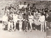 9. Grono pedagogiczne szkoły w Rudzie Talubskiej z uczniami, ok. 1965 roku. Zdjęcie udostępniła B. Kisiel