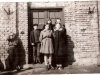 14. Przed szkołą w Rudzie Talubskiej - r.1960, Jadwiga Bajera (Kęsik) z uczniami. Zdjęcie udostępniła B. Kisiel