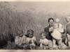 Rok 1952. Unin. Tekla Górska, pośrodku siedzą Hania i Ewa Domareckie. Fotografie ze zbiorów E. Domareckiej