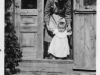Rok 1948. Unin. Julia Domarecka z córką Hanią w starym domu Talarków. Fotografie ze zbiorów E. Domareckiej