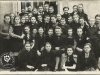 "1941 rok, II klasa Liceum Korespondencyjne" 5 dziewczyna stojąca od lewej to p. Barbara Witczak-Witaczyńska