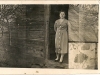 Marysia Fronczyk (z domu Walenda) w drzwiach domu babci Agnieszki i dziadka Felka. Ze zbiorów Barbary Tukendorf