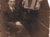 4. Kazimierz Jedynak (po prawo), mieszkaniec Garwolina, harmonijkarz, ze swoim synem Henrykiem. Zdjęcie udostępniła p. Katarzyna Garwolińska