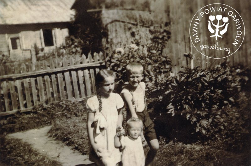 Po lewo Krystyna Brzostek z d. Dobrowolska, obok niej Władysław Flak, a poniżej Grażyna Sewruk. Zdjęcie wykonane w Garwolinie na posesji przy ul. Staszica w lipcu 1944 roku.