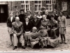 10. Grono pedagogiczne szkoły w Rudzie Talubskiej z uczniami, rok 1960. Zdjęcie udostępniła B. Kisiel