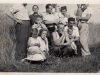 Rok 1952. Unin. Tu rozpoznałam tylko Teklę Górską (stoi, ubrana na czarno), ja siedzę na kolanach u ojca - Józefa Domareckiego, siostra Hania siedzi na kolach u kobiety pierwszej z lewej.Fotografie ze zbiorów E. Domareckiej